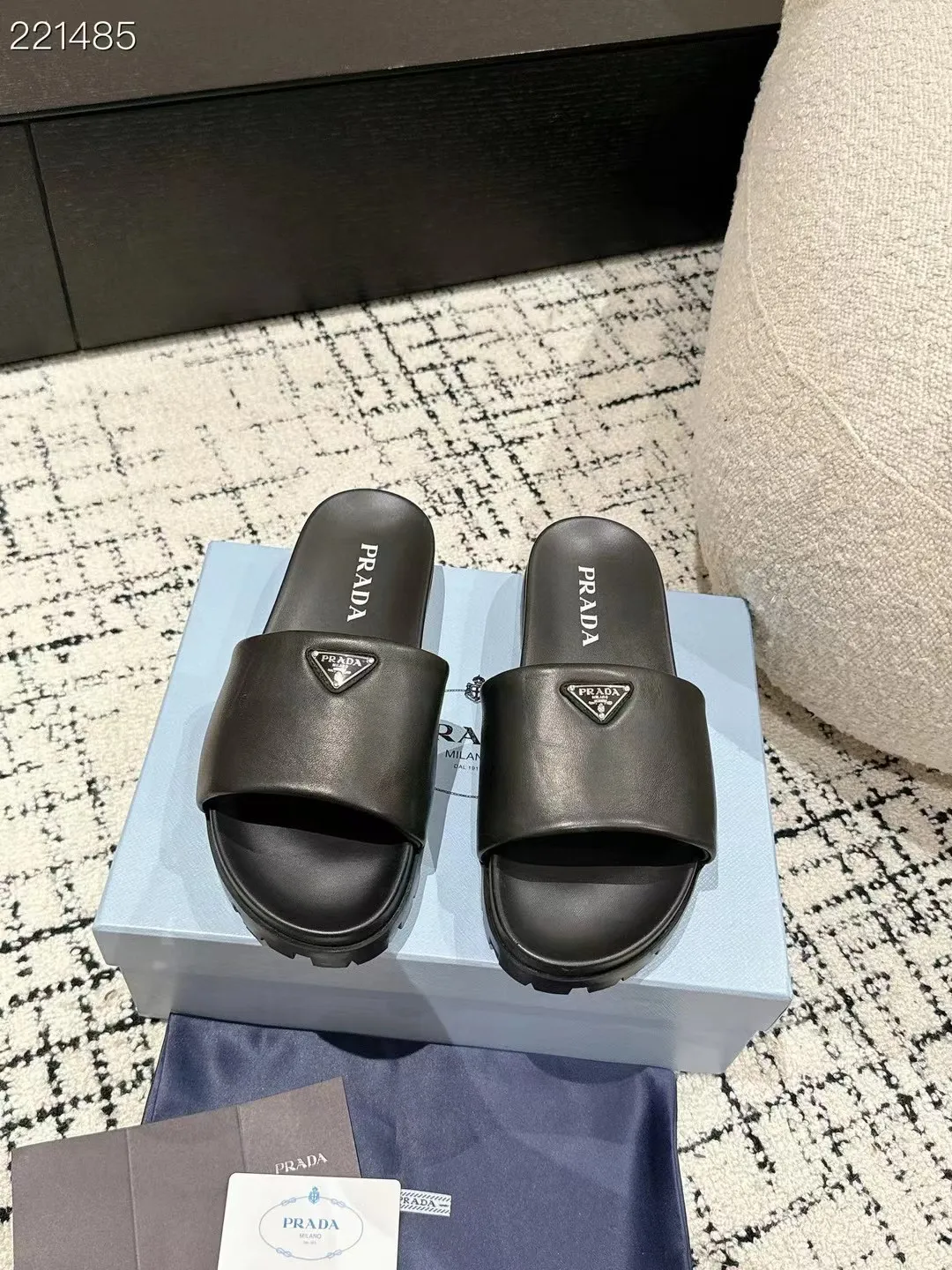 👟👟Ex-factory price 460👟👟 Couple model latest series! Prada 2024 spring and summer new sandals, double-breasted slippers, the latest catwalk series, classic upgrades, comfort and fashion coexist, every color combination looks good, and the design matches different style needs. Upper: original customized cowhide lining: original customized sheepskin lining, cowhide foot pads. Outsole: original molded non-slip outsole. Shoe size: women's size 35-40 (4142 customized) Men's size 39-45 (45 customized)